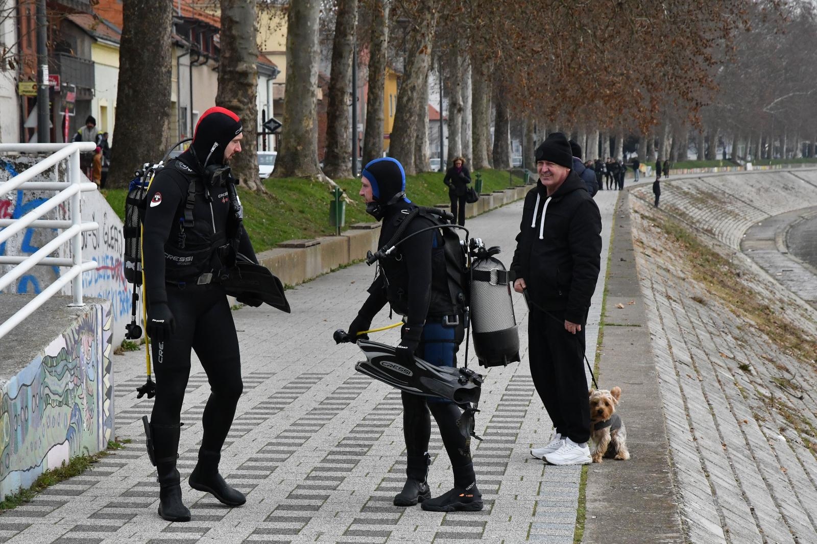 Ronioci i kupači u ledenoj Savi