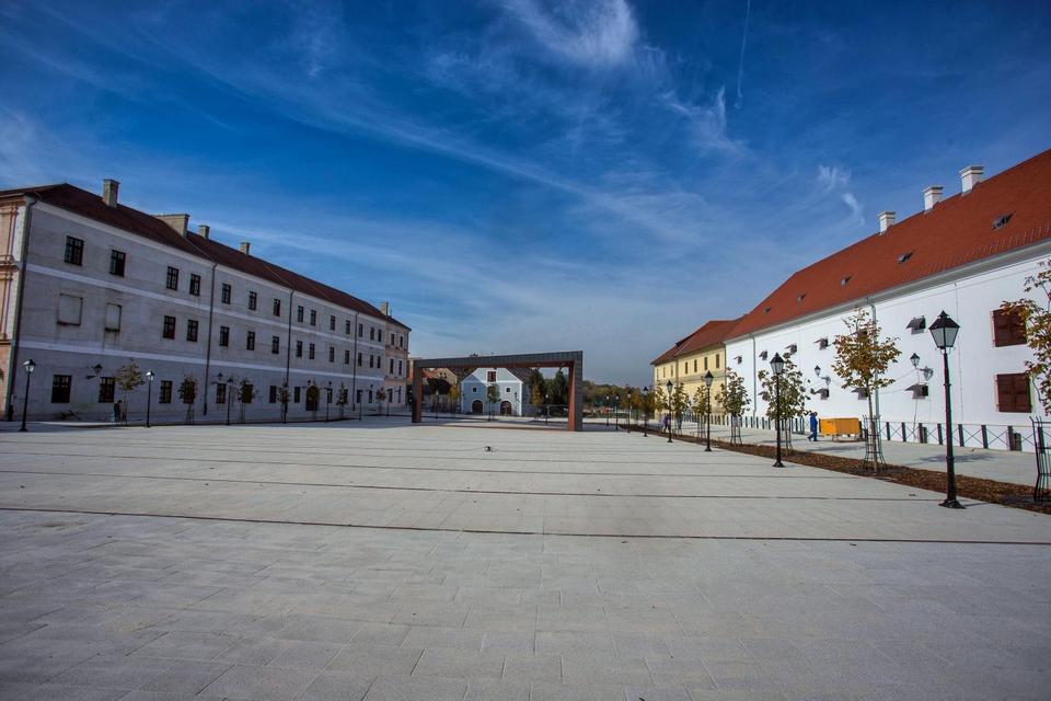 Radovi na obnovi Trga Vatroslava Lisinskog u Tvrđi bliže se kraju