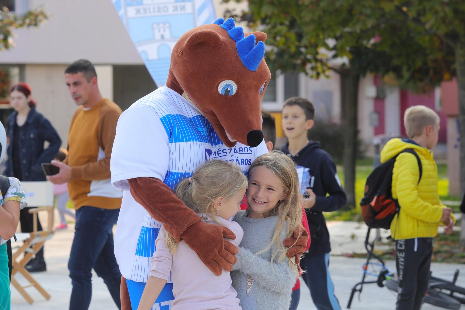 Bijelo-plavi korner Jug 2 Bijelo-plavi korner Jug 2