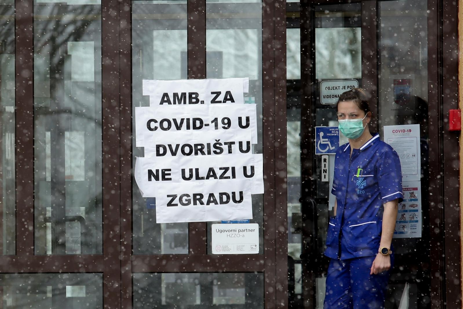 Pred Domom zdravlja u Osijeku postavljen šator s ambulantom za COVID-19