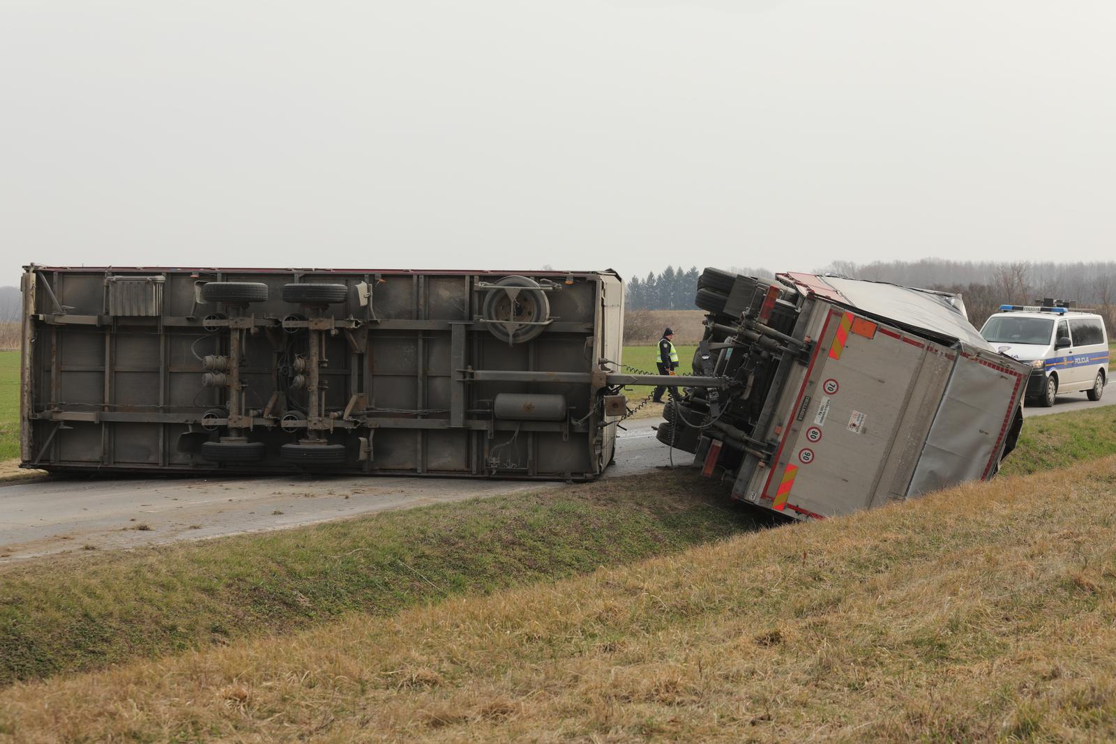 Prevrnut kamion na Podravskoj magistrali Prevrnut kamion na Podravskoj magistrali
