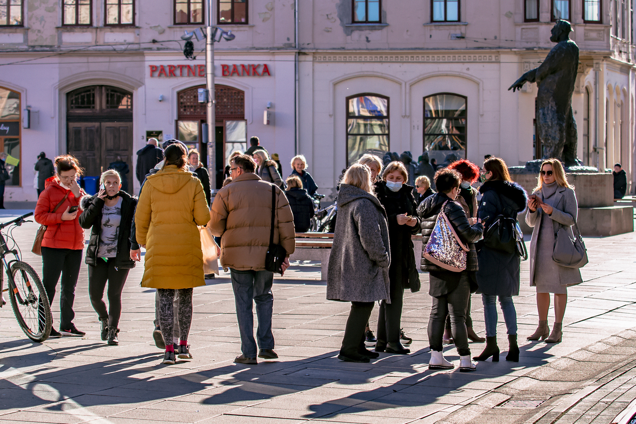 Uznemireni Osječani na gradskim ulicama nakon potresa Uznemireni Osječani na gradskim ulicama nakon potresa