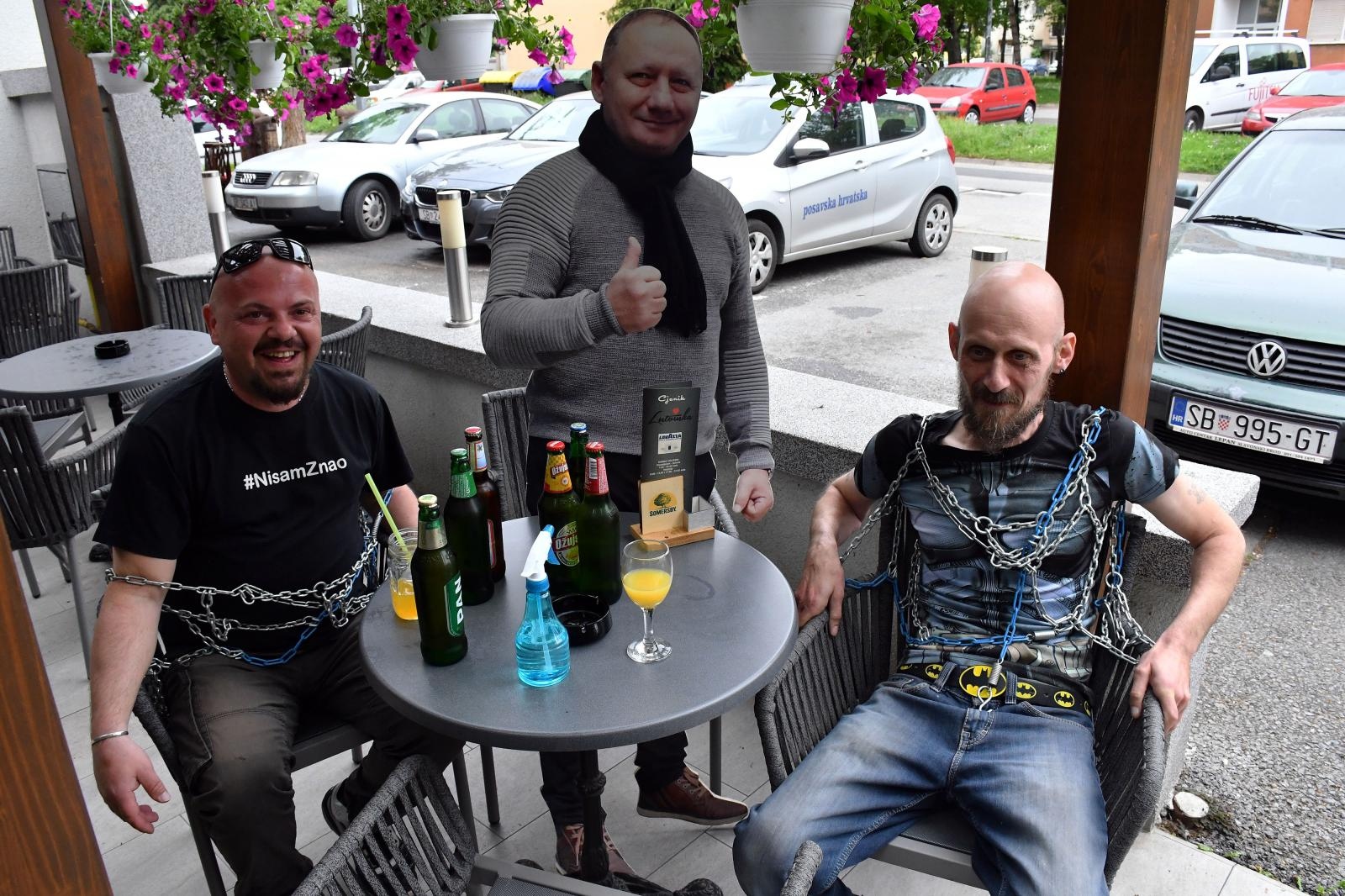 Vezali se lancima za kafić