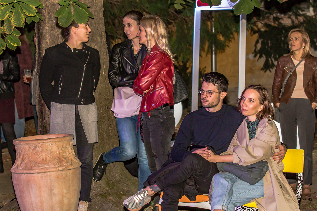 Osijek, 3.10.2020. – Jučer je u Osijeku počeo drugi HeadOnEast festival. Cijeal Tvrđa pretvorial se u šarenu festivalsku pozornicu s brojnim zanimljivim sadržajima. Kako je bilo prve večeri pogledajte u našoj velikoj fotogaleriji [HeadOnEast 2020.]