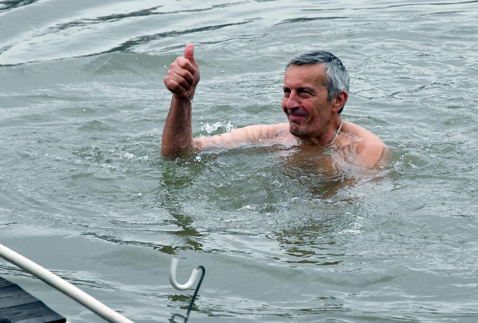 Ronioci i kupači u ledenoj Savi