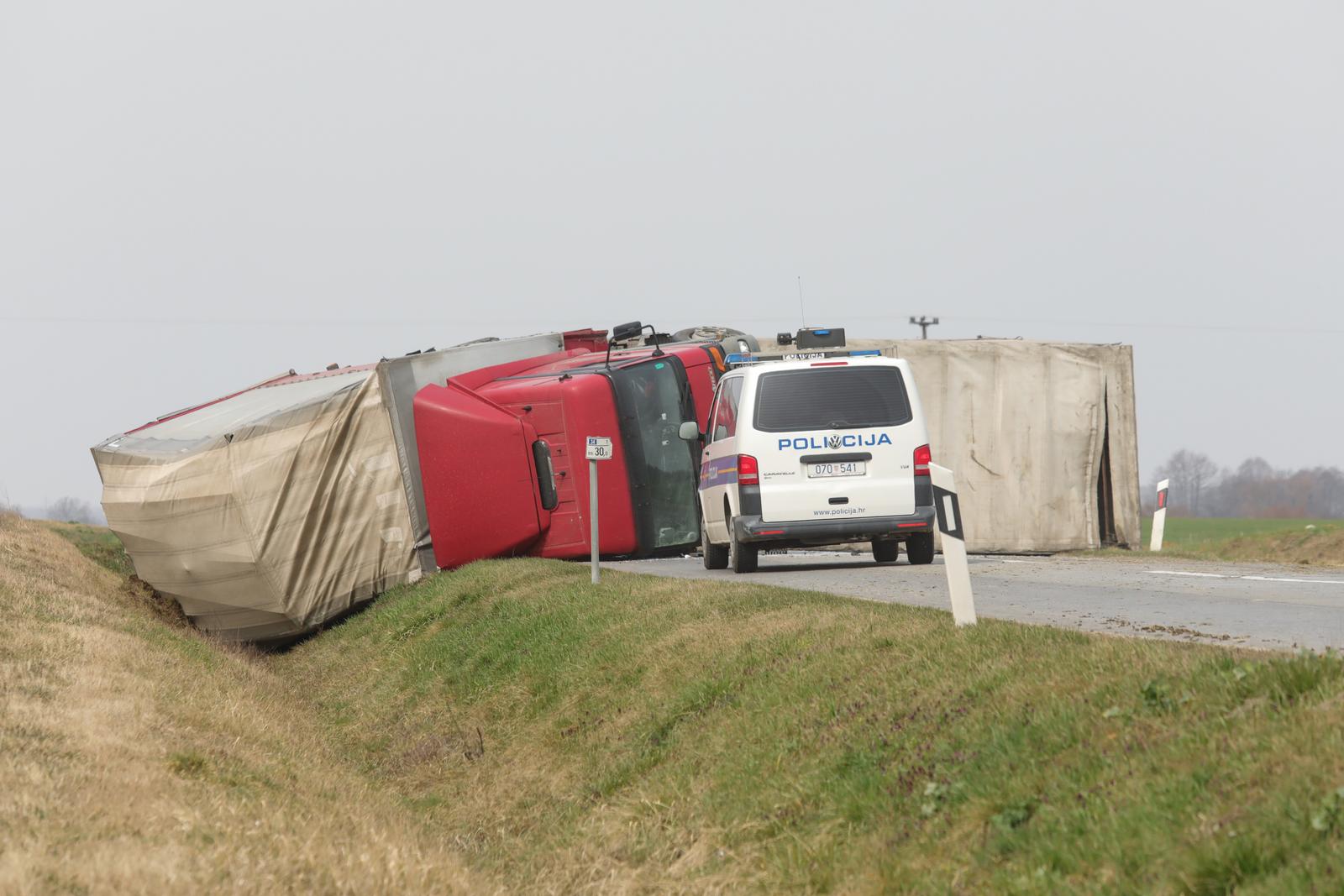 Prevrnut kamion na Podravskoj magistrali Prevrnut kamion na Podravskoj magistrali