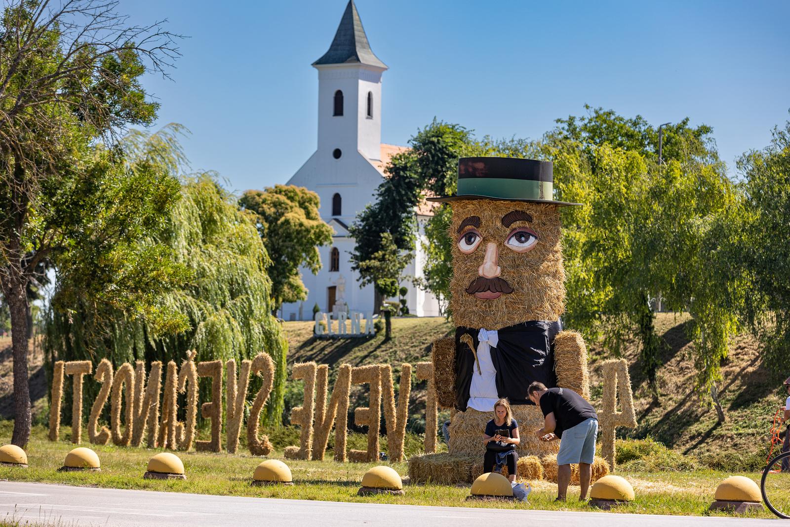 Slamnati ‘Šokac’ u centru Cerne poziva na 43. Žetvene svečanosti Slamnati ‘Šokac’ u centru Cerne poziva na 43. Žetvene svečanosti