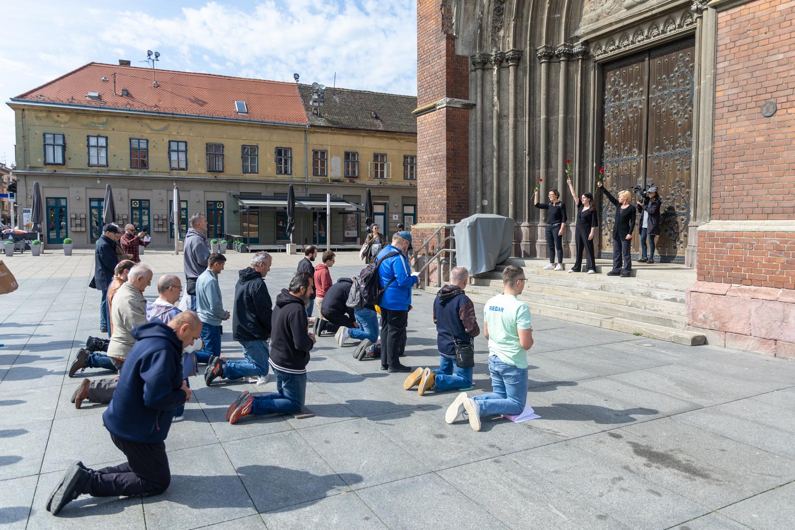 Tiha misa i molitelji ispred katedrale