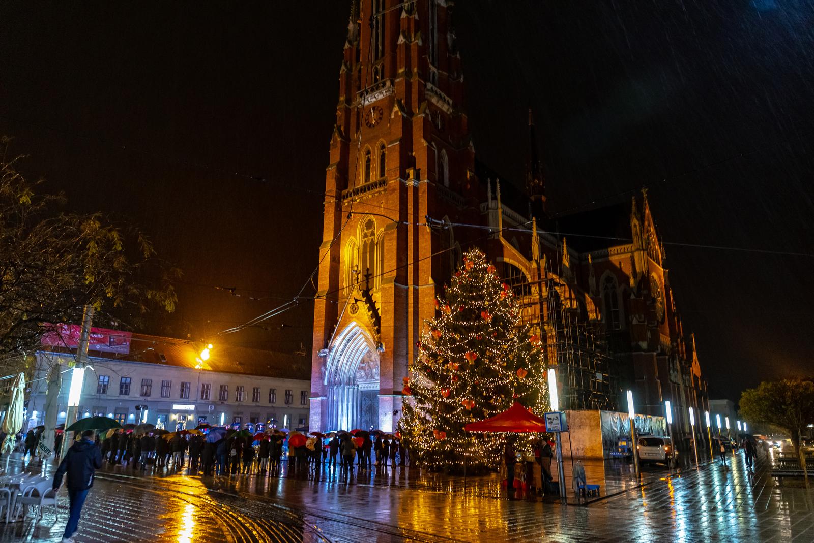 Nadbiskup Đuro Hranić zapalio prvu adventsku svijeću