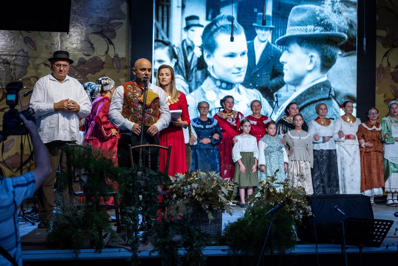 Folklornim večerima započele 58. Vinkovačke jeseni Folklornim večerima započele 58. Vinkovačke jeseni