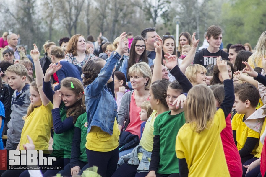transgeneracijski_party_tvrdja_
