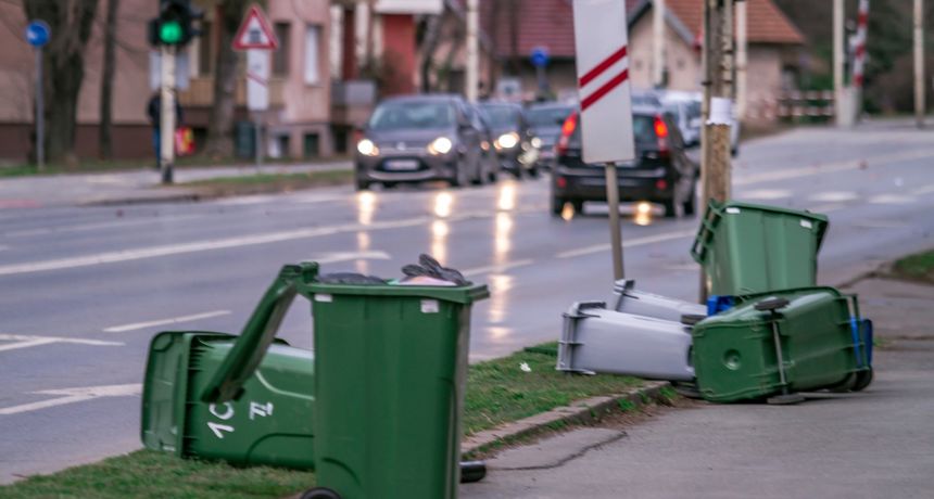 Vjetar pravi probleme po osječkim ulicama