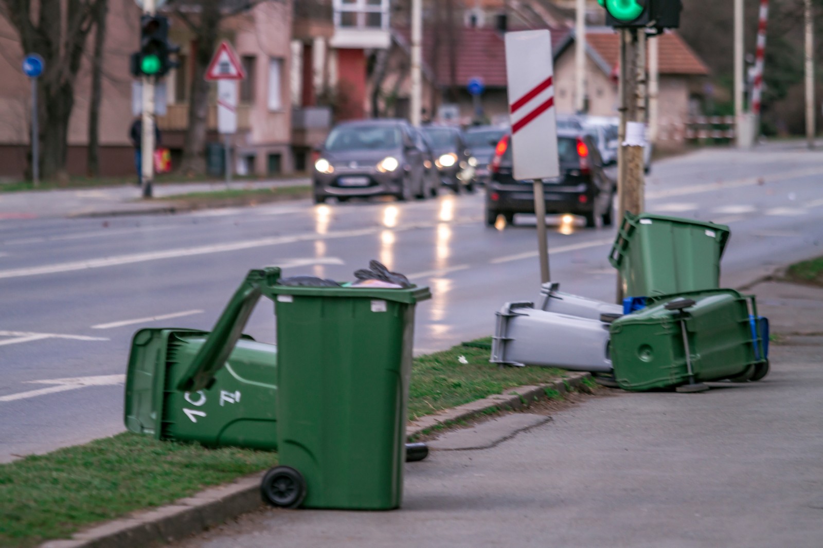 Vjetar pravi probleme po osječkim ulicama