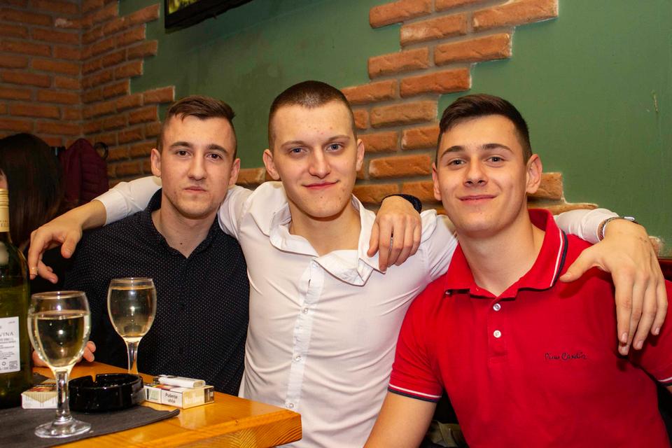 Lege i tamburice u Fort Pubu
