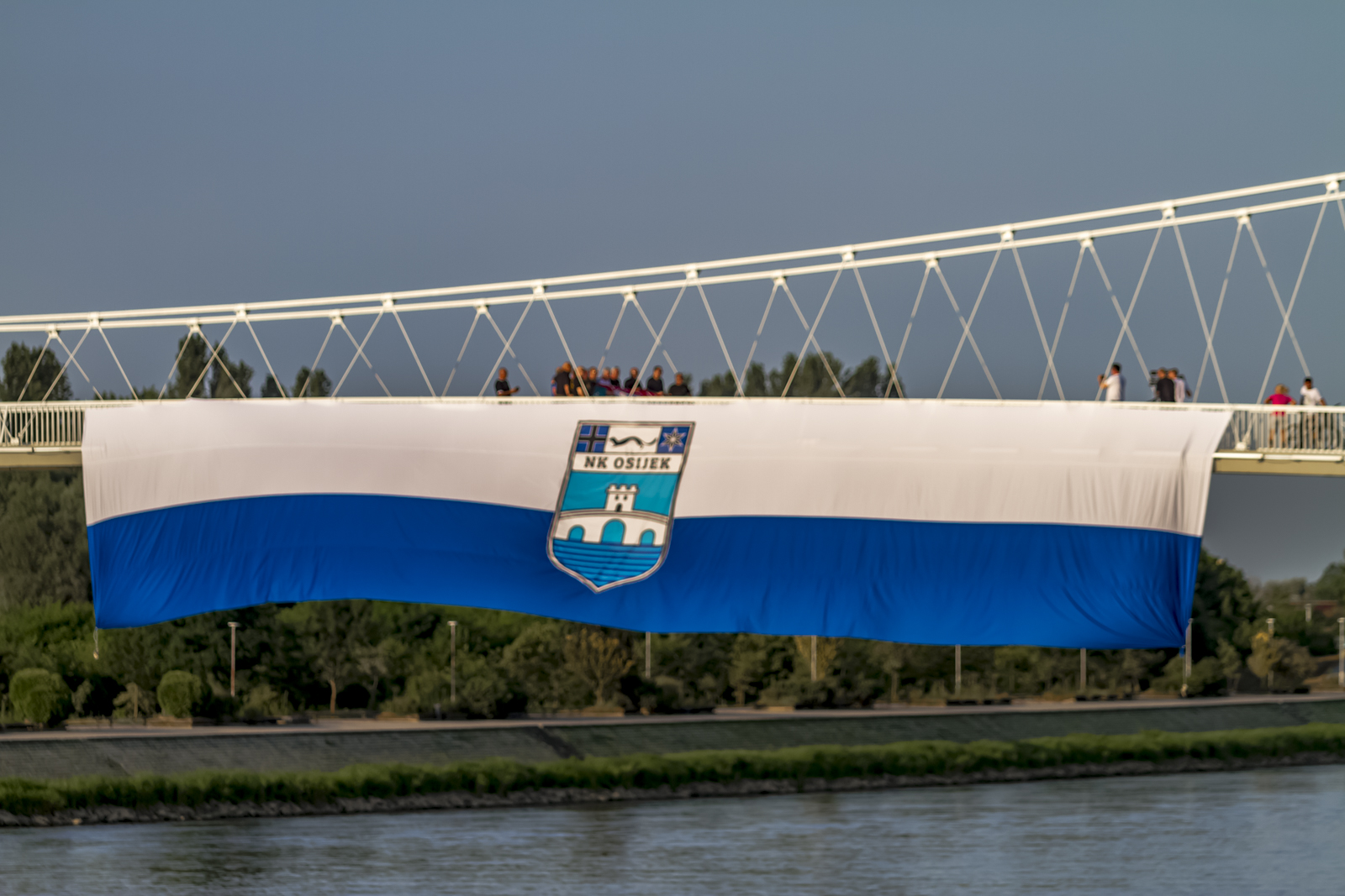Zastava NK Osijek na mostu Zastava NK Osijek na mostu
