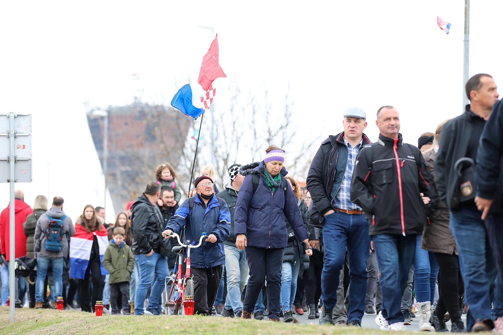 Nekoliko desetaka tisuća ljudi u vukovarskoj Koloni sjećanja