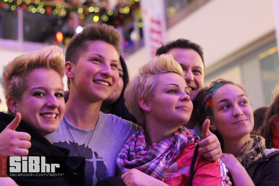 lana_i_colonia_Avenue_mall_11