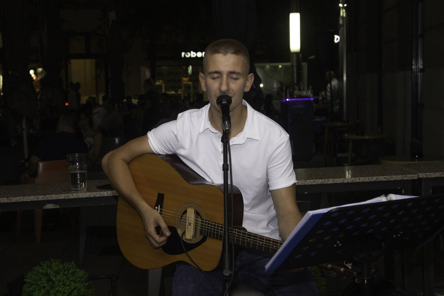 Juraj Padovan i prijatelji zasvirali na terasi ’22-ojke’