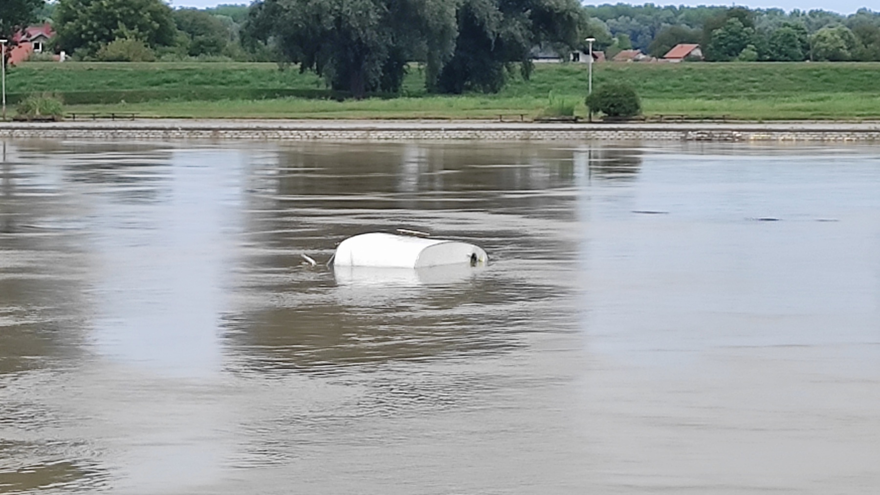 Kamp kućica pluta Dravom