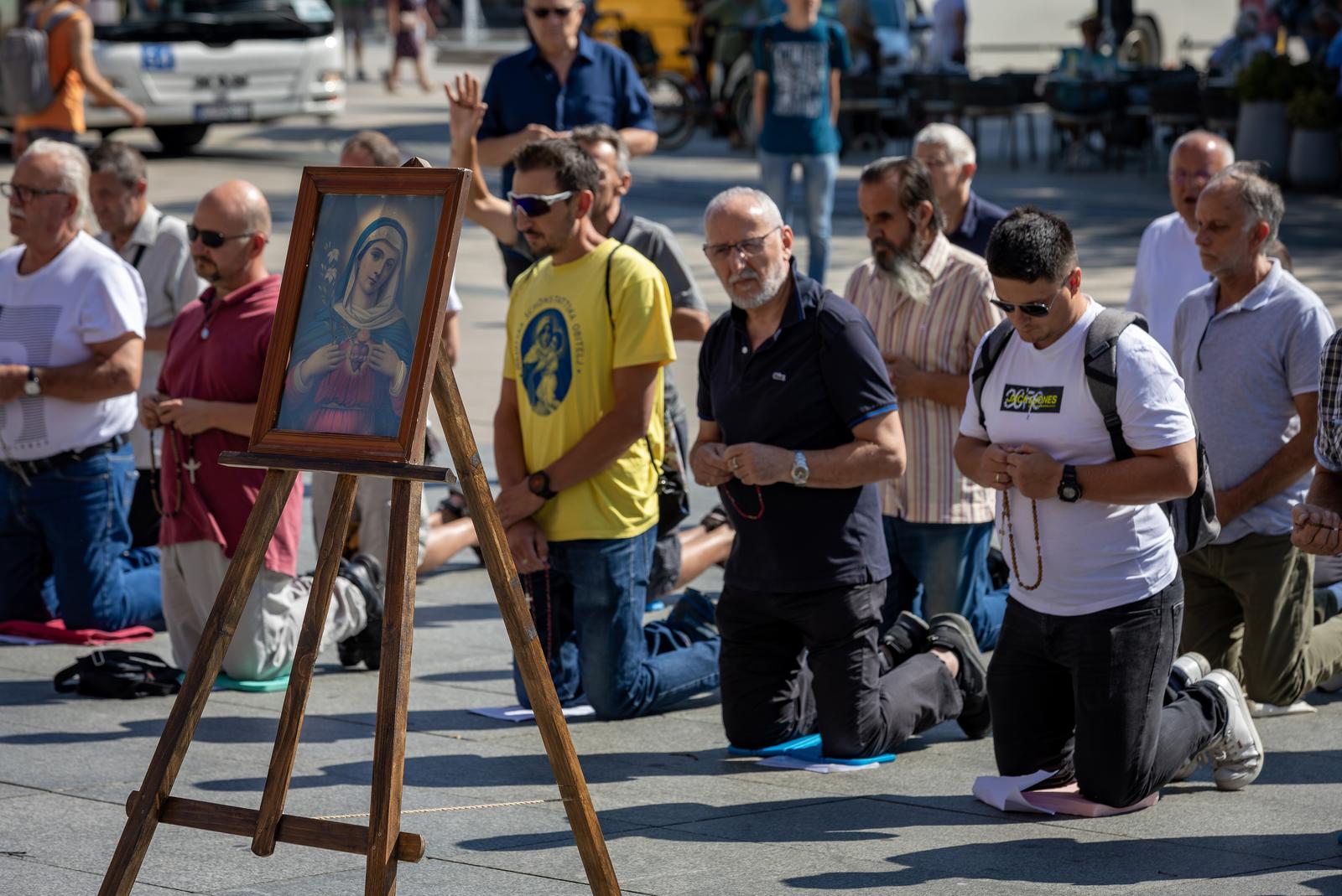 Molitelji pred konkatedralom, 3.8.2024.