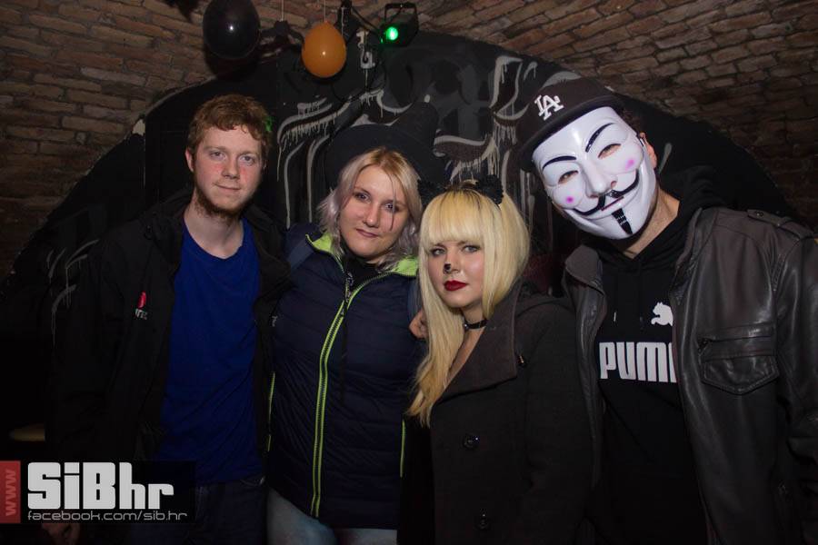 exit_halloween_11