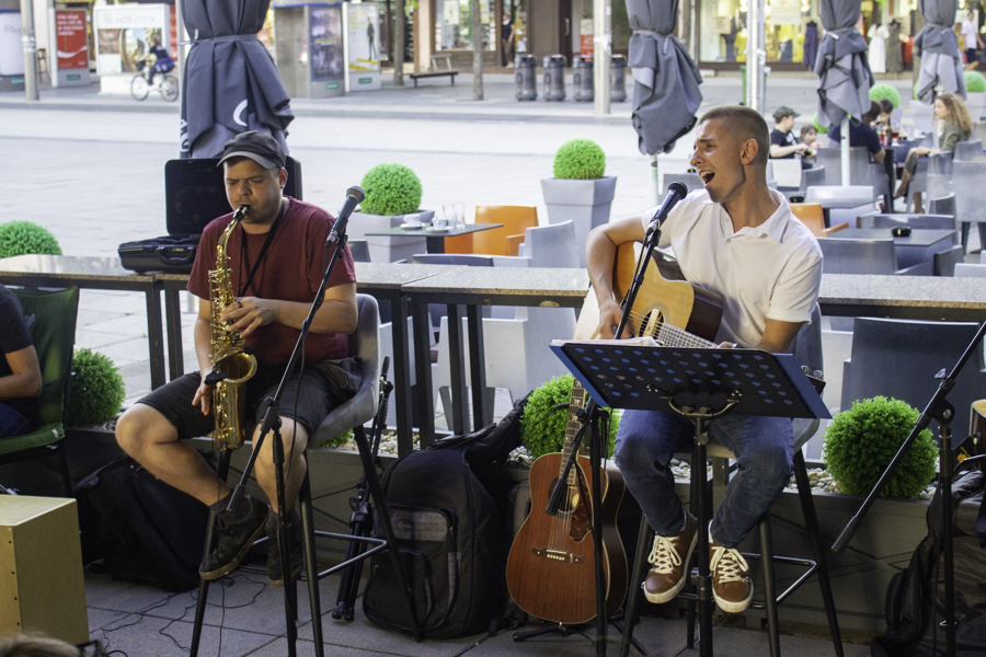 Juraj Padovan i prijatelji zasvirali na terasi ’22-ojke’