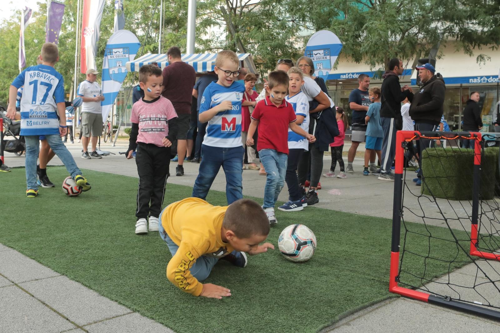 Druženje NK Osijeka s navijačima Druženje NK Osijeka s navijačima