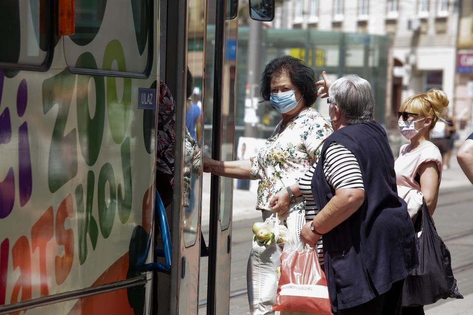 Od danas u tramvajima i autobusima obveza nošenja zaštitnih maski