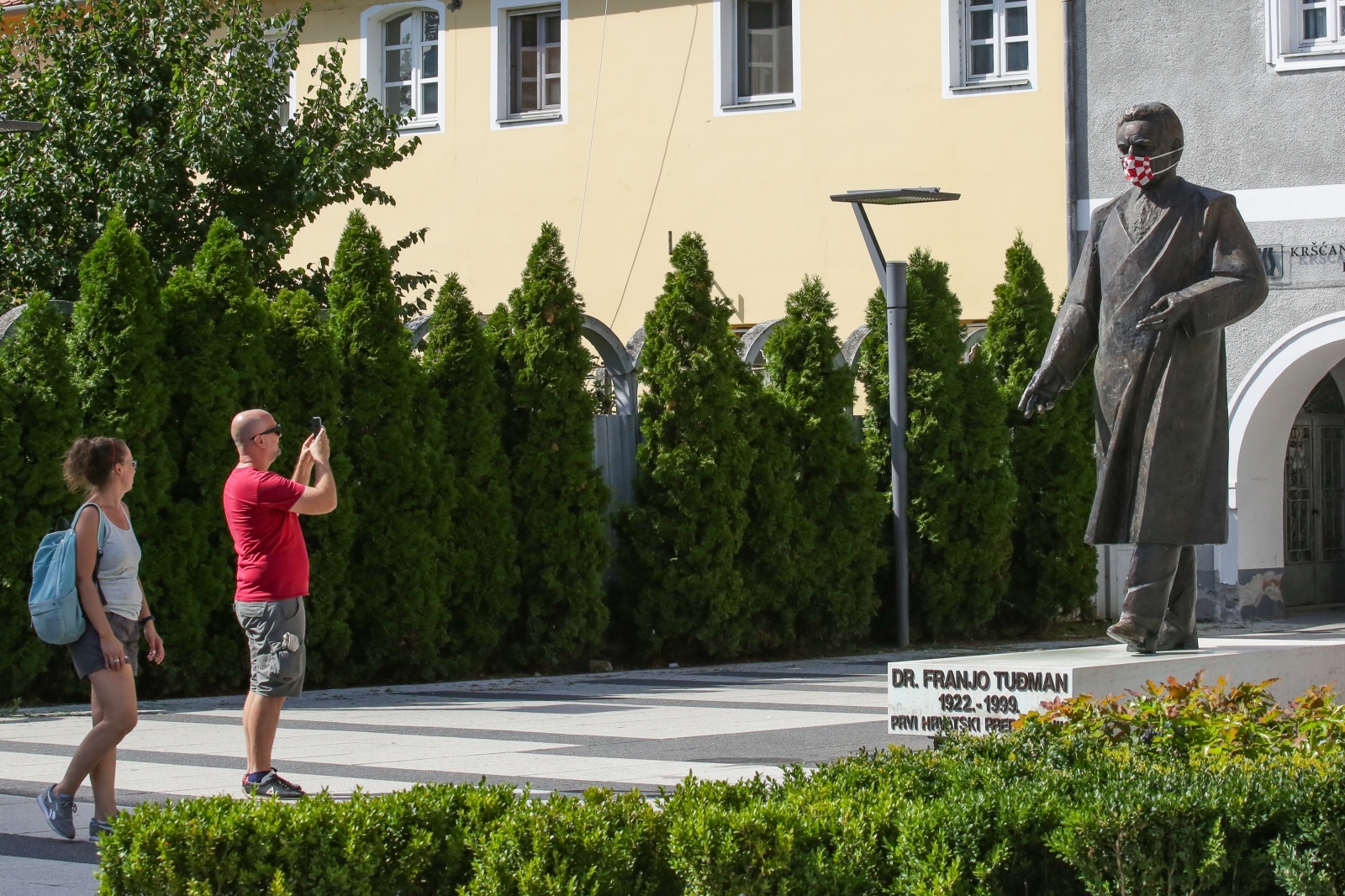 I osječki Franjo Tuđman nosi zaštitnu masku protiv korone