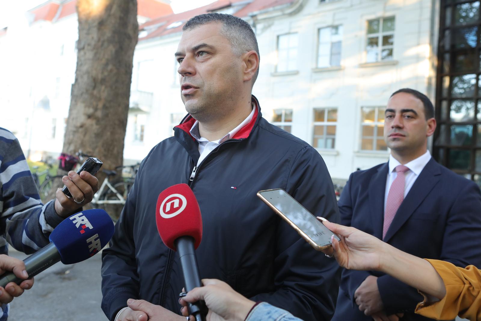 Prosvjed ispred KBC-a Osijek