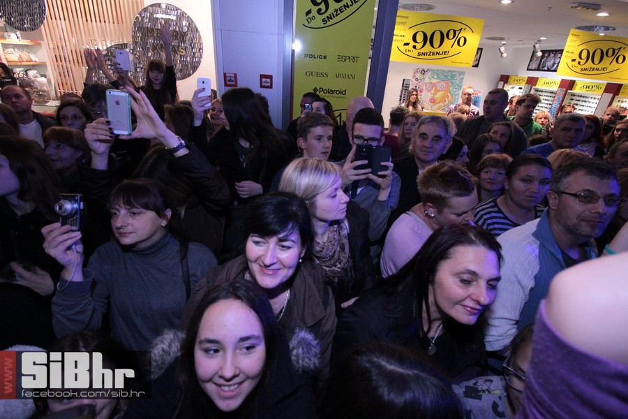 lana_i_colonia_Avenue_mall_37