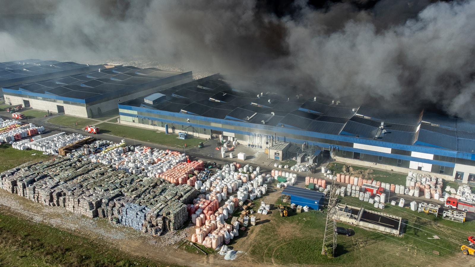 Pogled iz zraka na požar u Dravi International