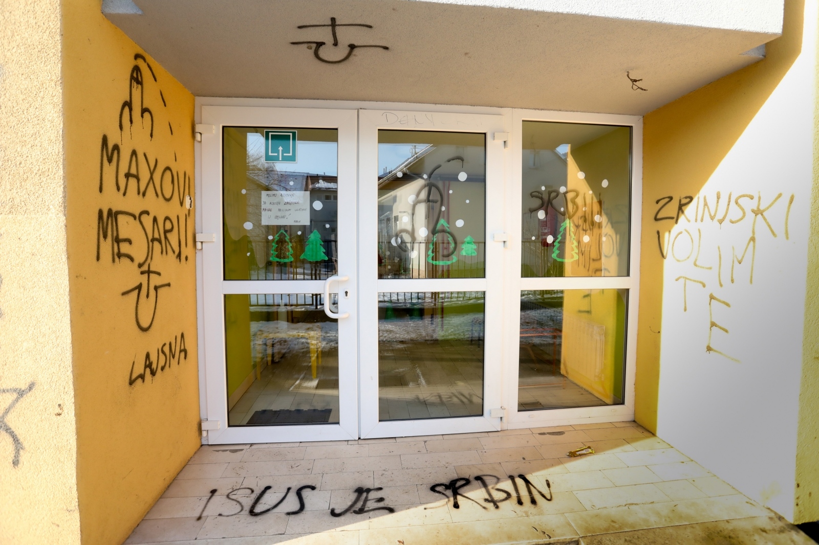 Vandali groznim natpisima išarali zgradu jaslica Ivančica u Osijeku