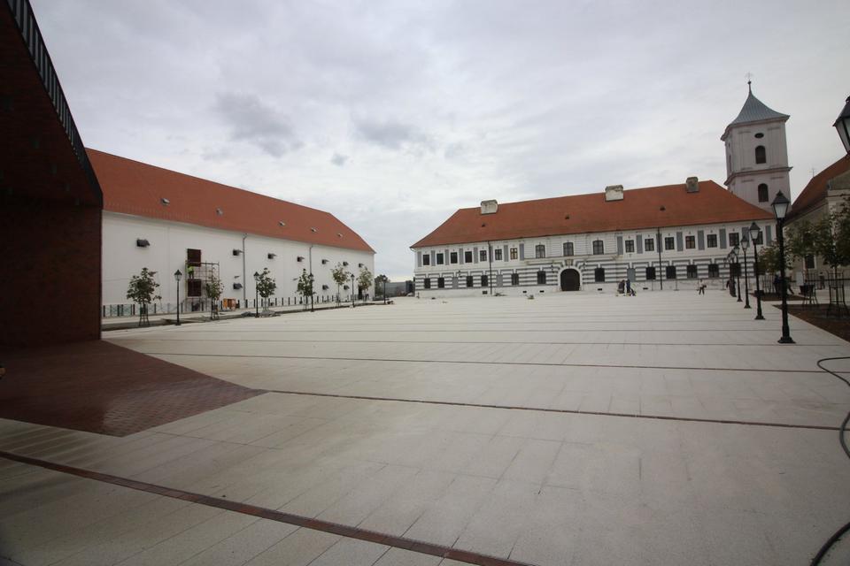 Osijek, 3.10.2019. – Trg Vatroslava Lisinskog pred otvorenje