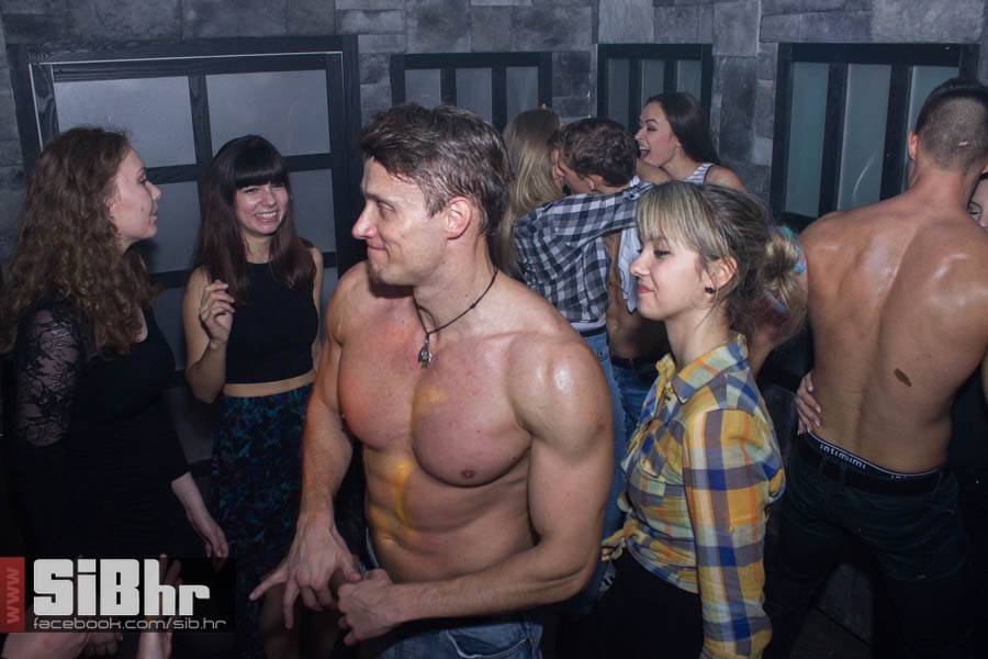 muski_striptiz_outside_SiBhr_76