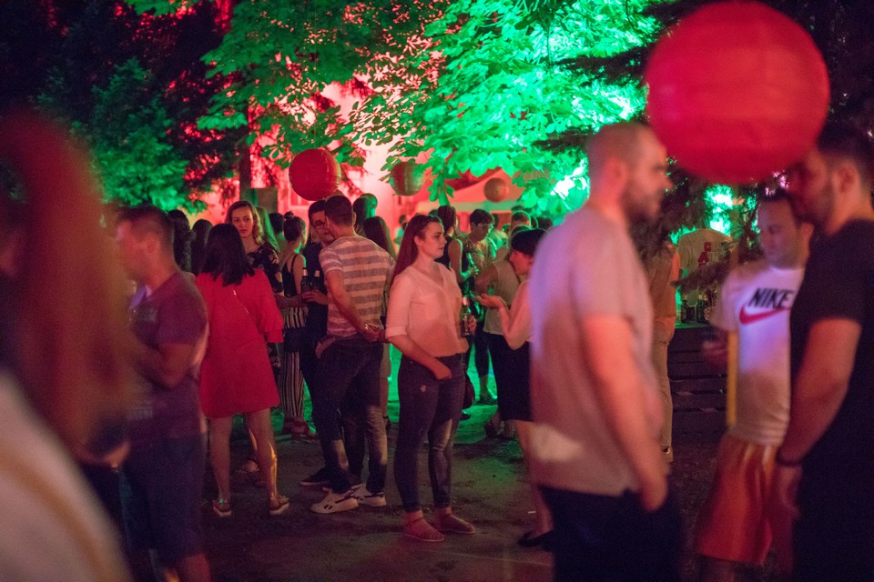 Kineska In Da Sofa u dvorištu fakulteta