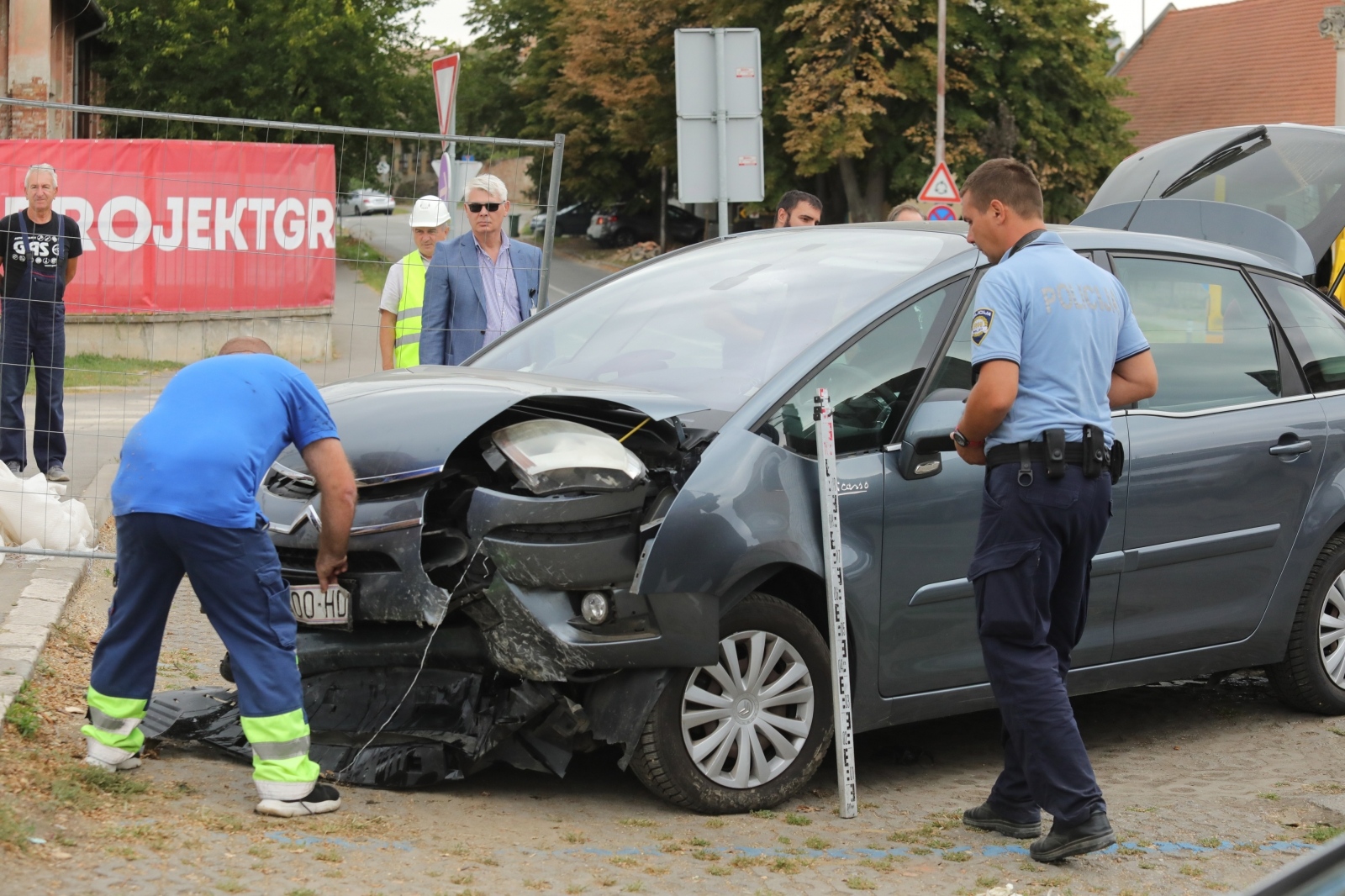 S automobilom probila zaštitnu ogradu i upala u rupu na gradilištu