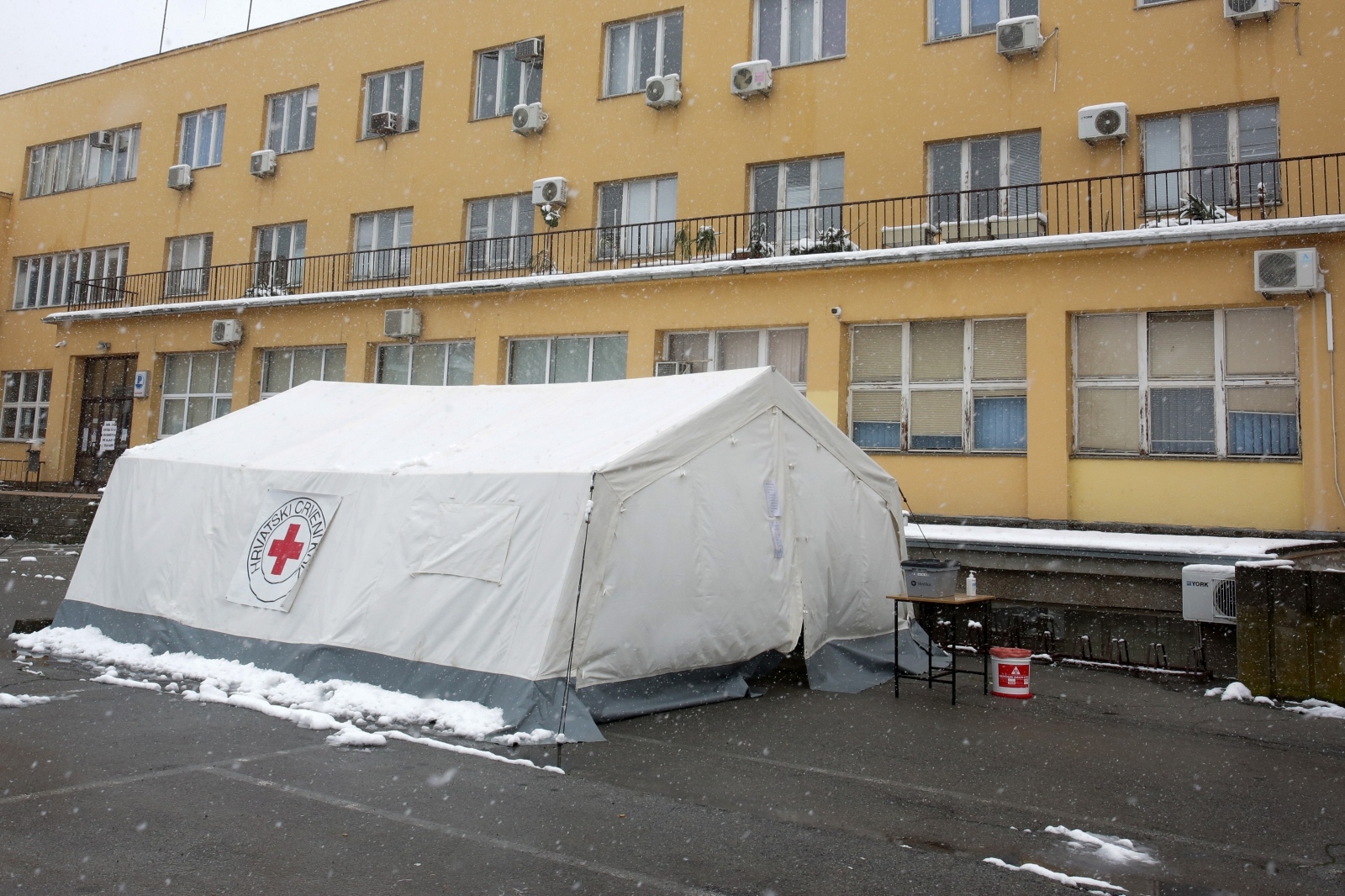 Pred Domom zdravlja u Osijeku postavljen šator s ambulantom za COVID-19