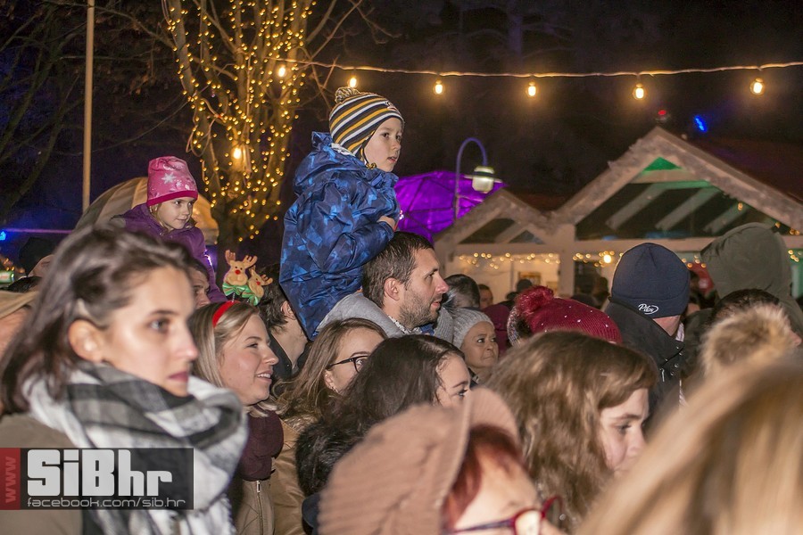 Advent_u_parku_koncert_Vatra_Si