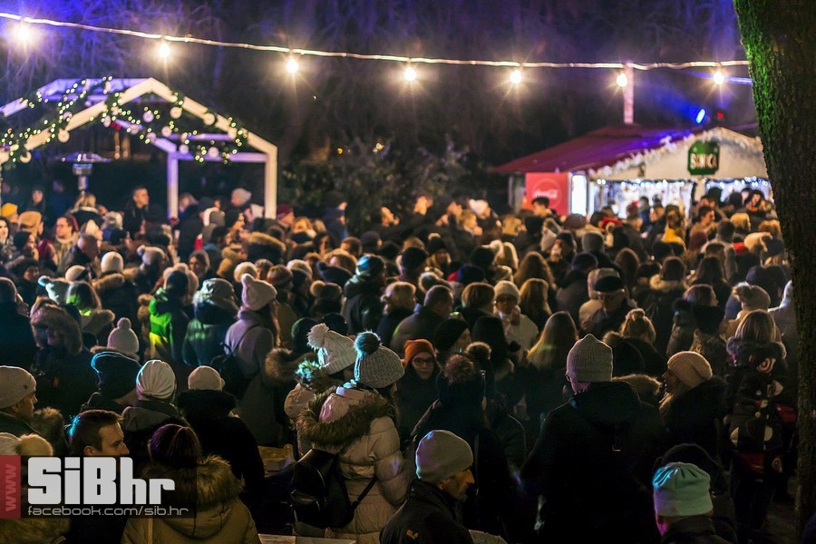 Advent_u_parku_koncert_Vatra_Si