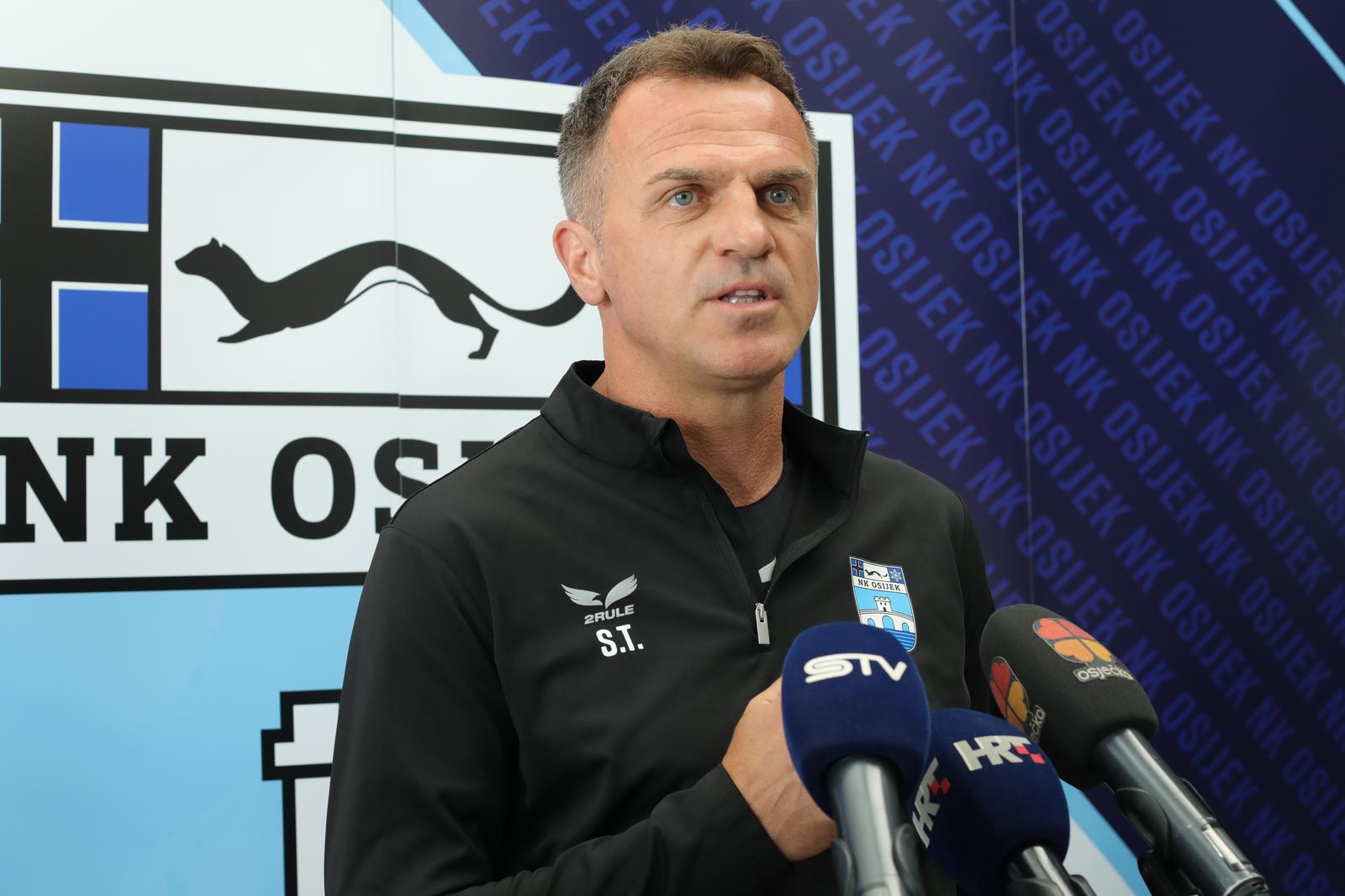 Nogometaši Osijeka započeli pripreme na novom stadionu Nogometaši Osijeka započeli pripreme na novom stadionu