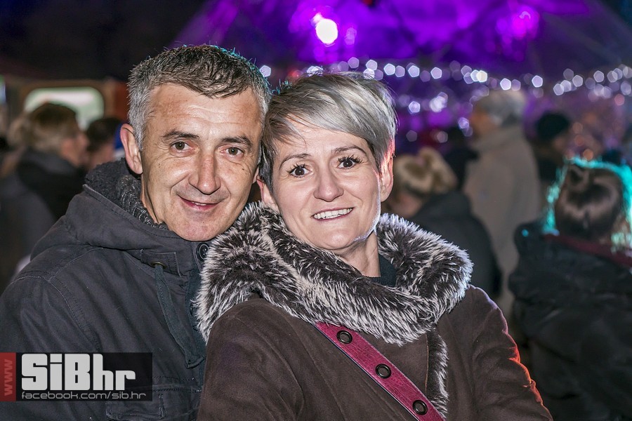 Advent_u_parku_koncert_Vatra_Si