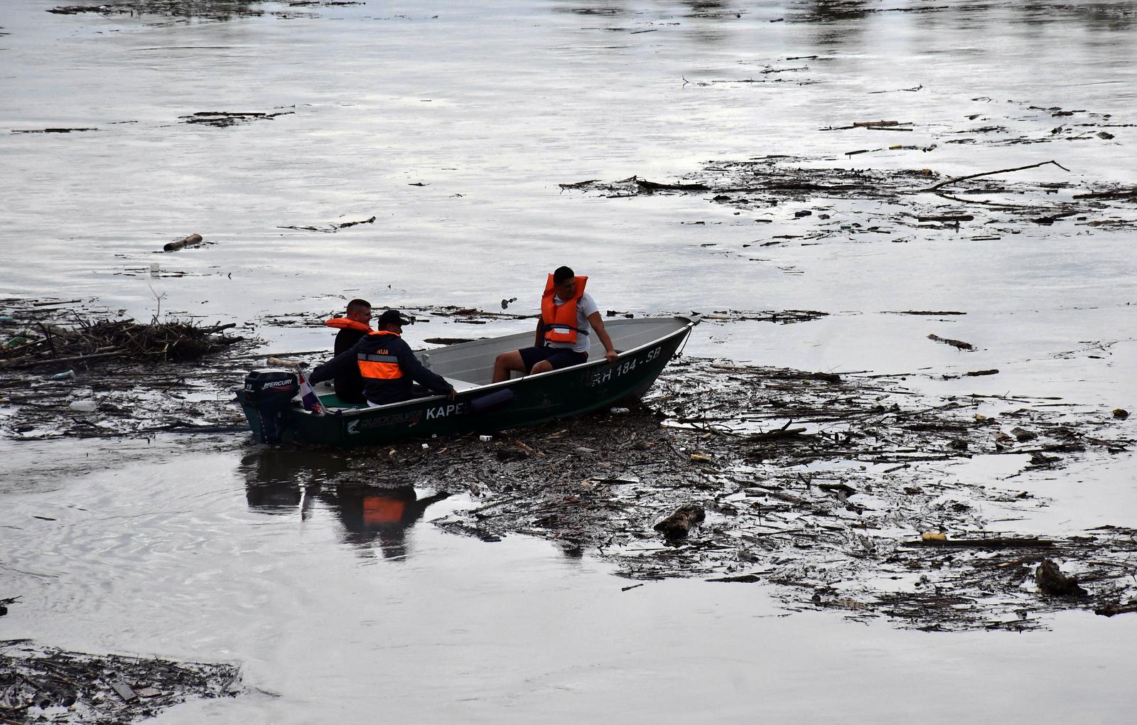 Otpad pluta rijekom Savom Otpad pluta rijekom Savom