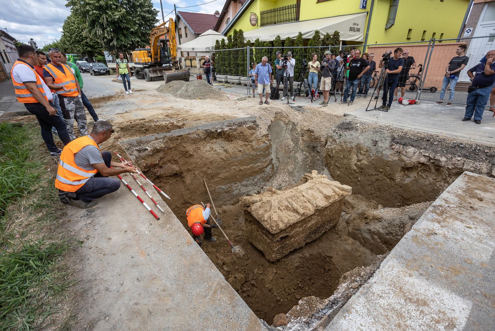 Iskopan rimski sarkofag pronađen u Vinkovcima