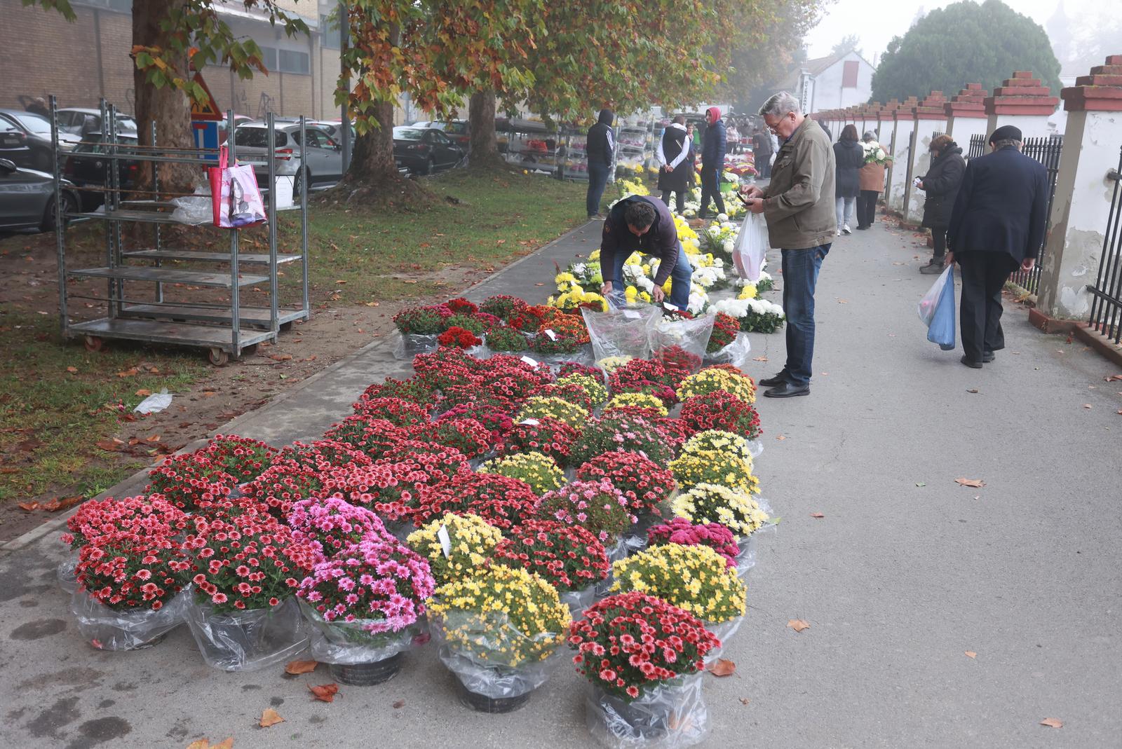 Osječani obilaze groblja