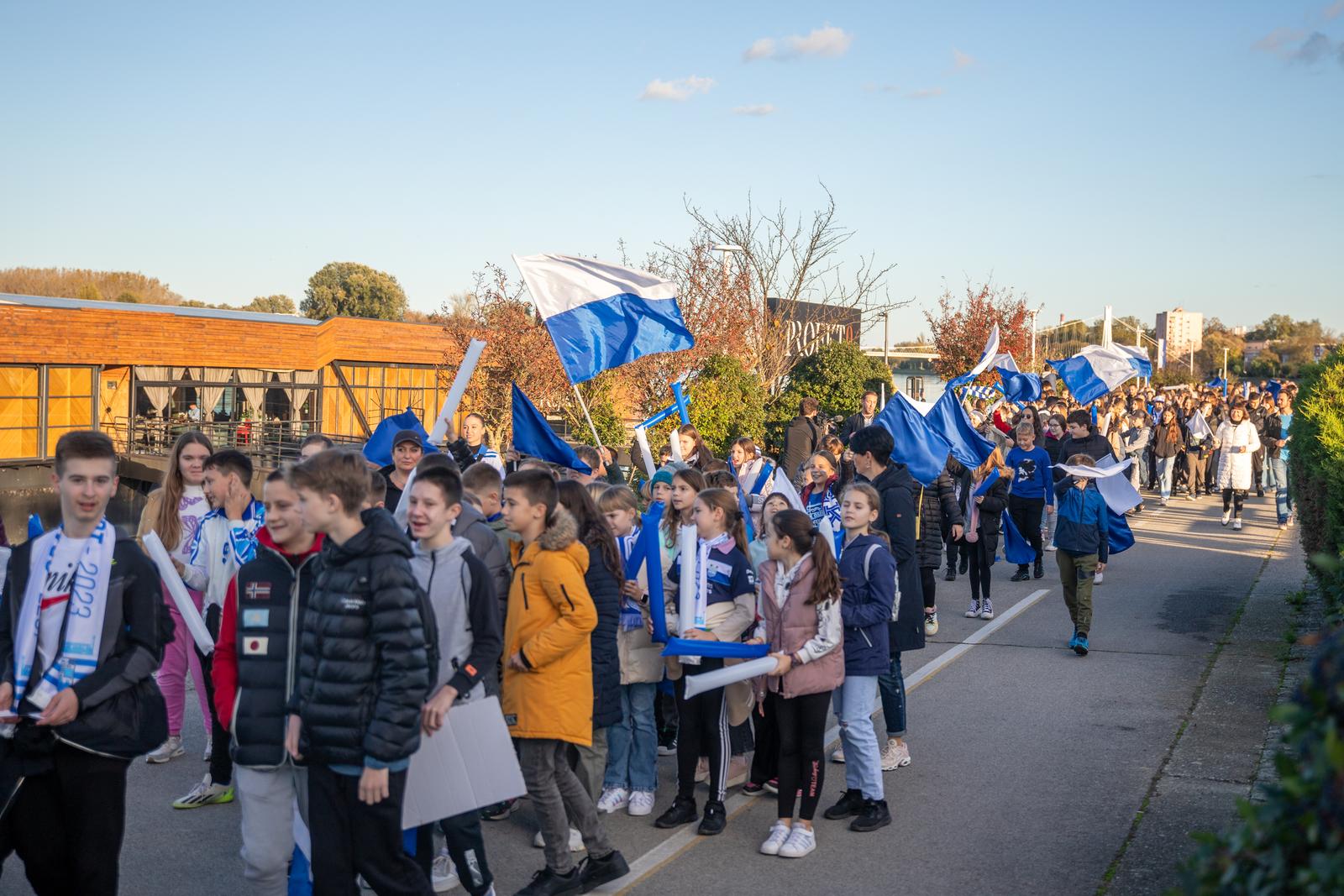 Dječji bijelo-plavi korteo