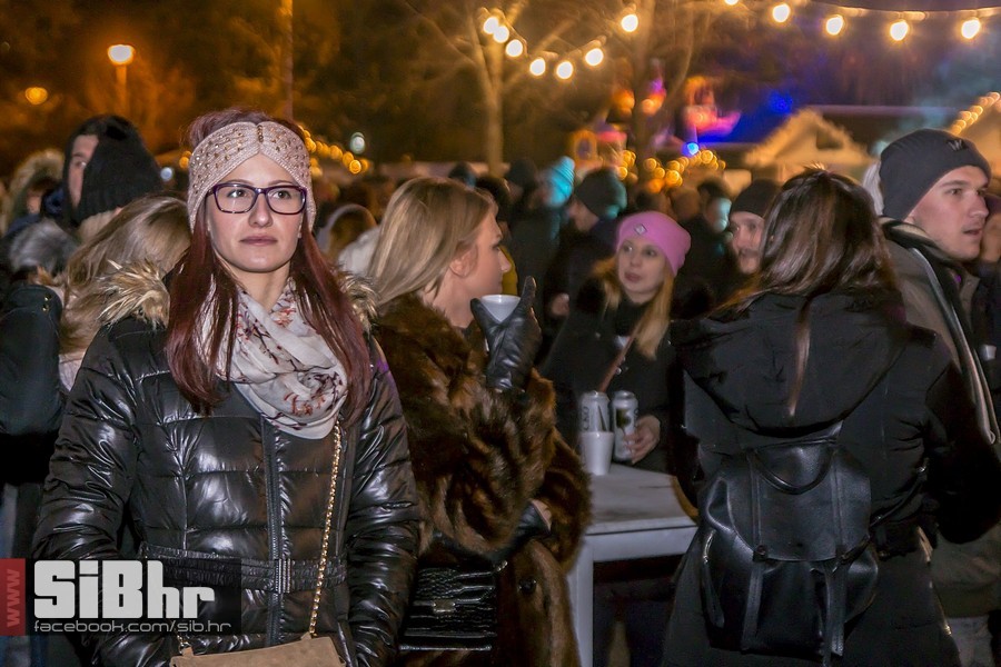 Advent_u_parku_koncert_Vatra_Si