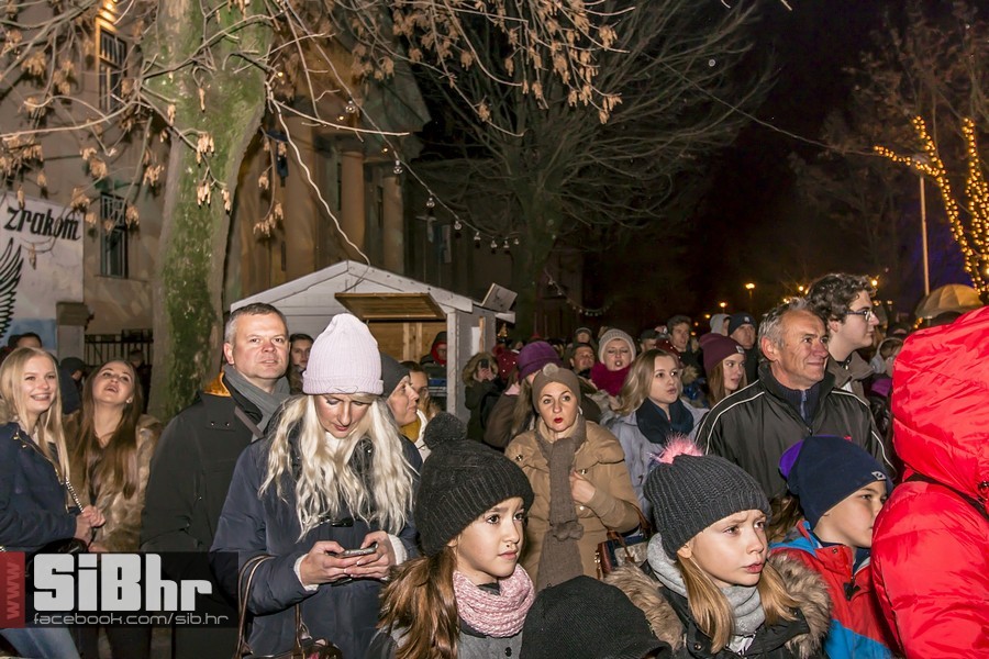 Advent_u_parku_koncert_Vatra_Si