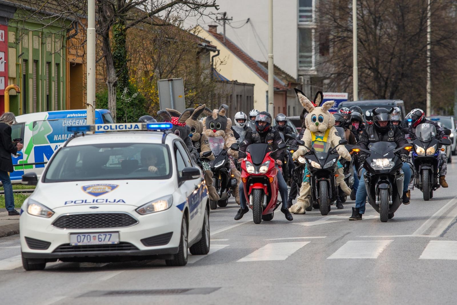 Motozeke se provozali Osijekom i darivali djecu