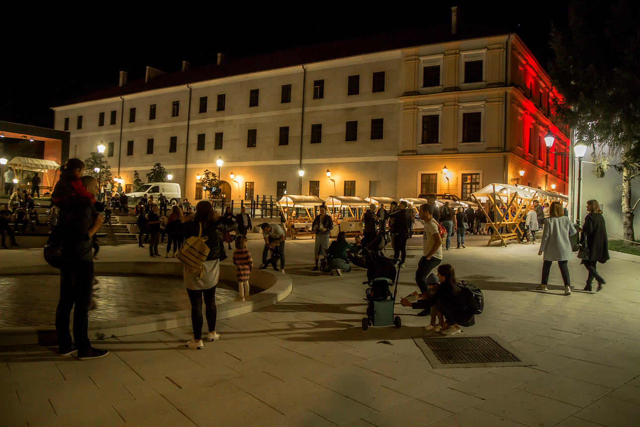 Osijek, 3.10.2020. – Jučer je u Osijeku počeo drugi HeadOnEast festival. Cijeal Tvrđa pretvorial se u šarenu festivalsku pozornicu s brojnim zanimljivim sadržajima. Kako je bilo prve večeri pogledajte u našoj velikoj fotogaleriji [HeadOnEast 2020.]
